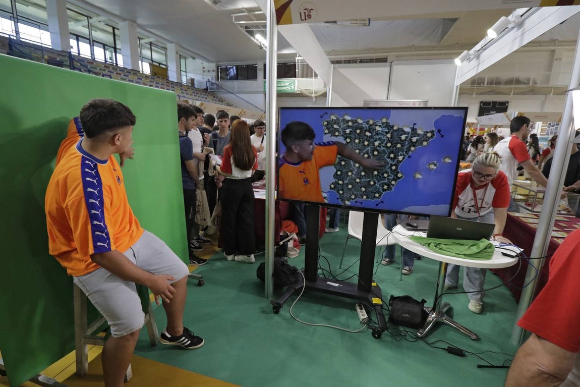 Los expositores se llenaron de jóvenes en el primer día de apertura del Salón del Estudiante