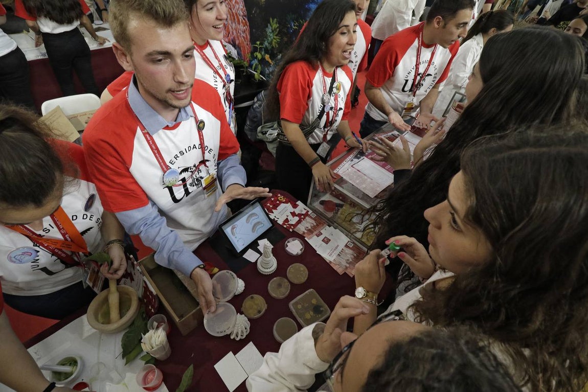 Los expositores se llenaron de jóvenes en el primer día de apertura del Salón del Estudiante