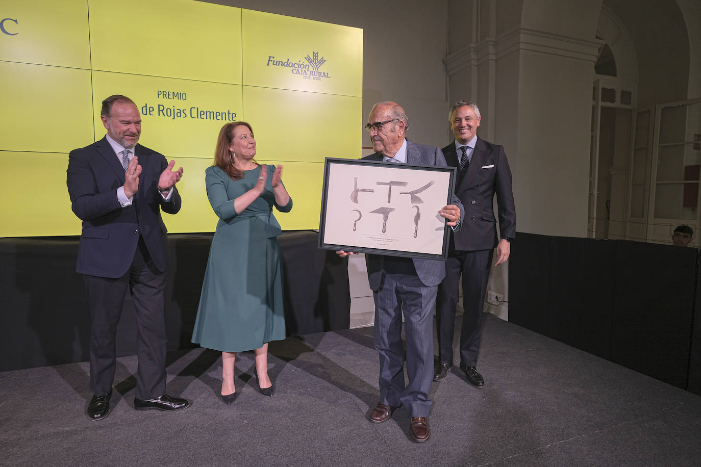 José Luis García-Palacios Álvarez, Carmen Crespo, Antonio López de la Puerta (sosteniendo el XV Premio Simón de Rojas Clemente) y Alberto García Reyes