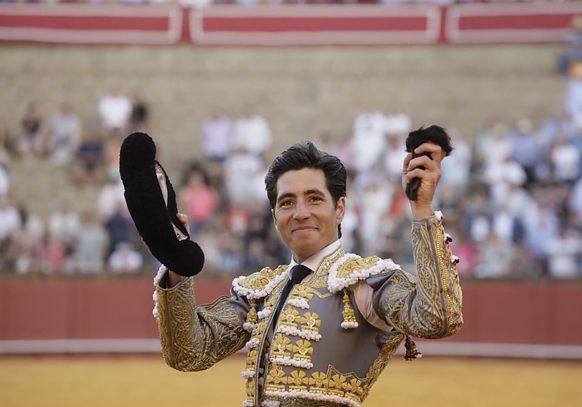 Álvaro Lorenzo dando la vuelta al ruedo tras su faena con el quinto de la tarde