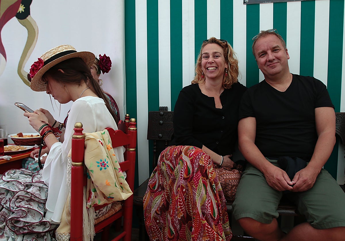 Dos turistas posan para el fotógrafo en una caseta en el Real