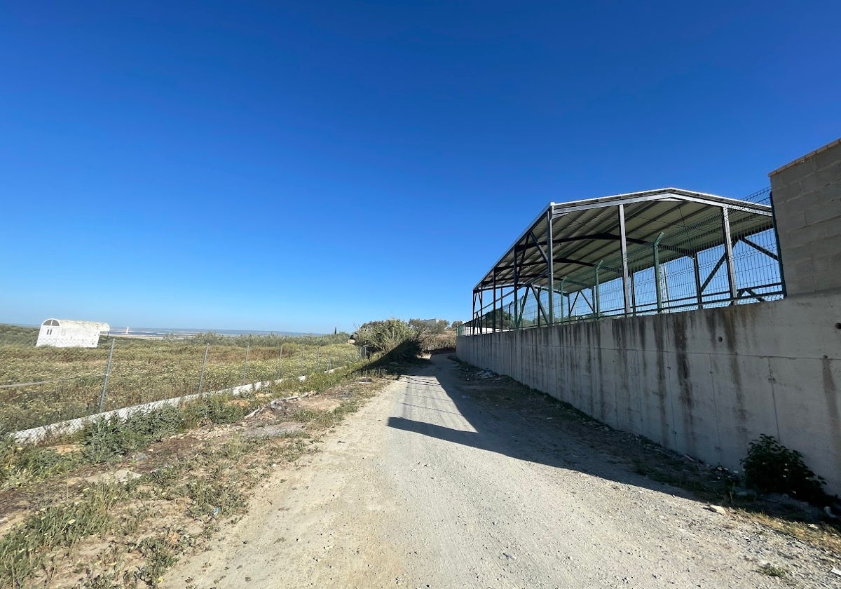 El muro del campo de fútbol de Albaida del Aljarafe, con la cubierta construida al fondo