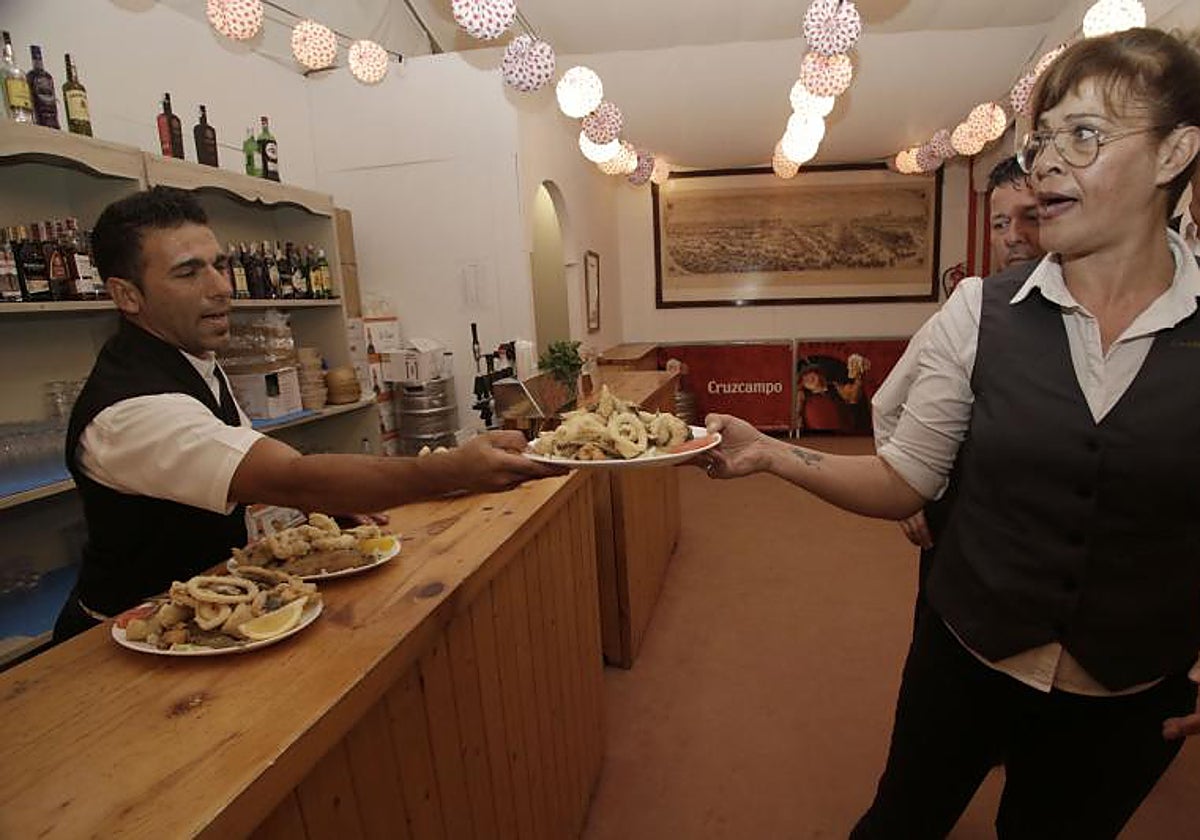 Una imagen de la cena de pescaíto en la Feria