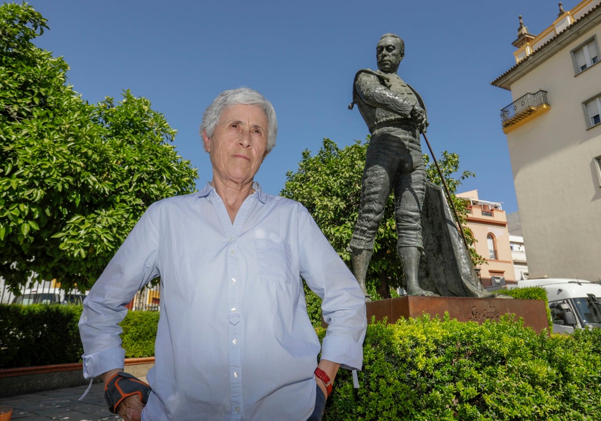 Joaquina Ariza La Algabeña delante de la estatua de Curro Romero junto a la Real Maestranza