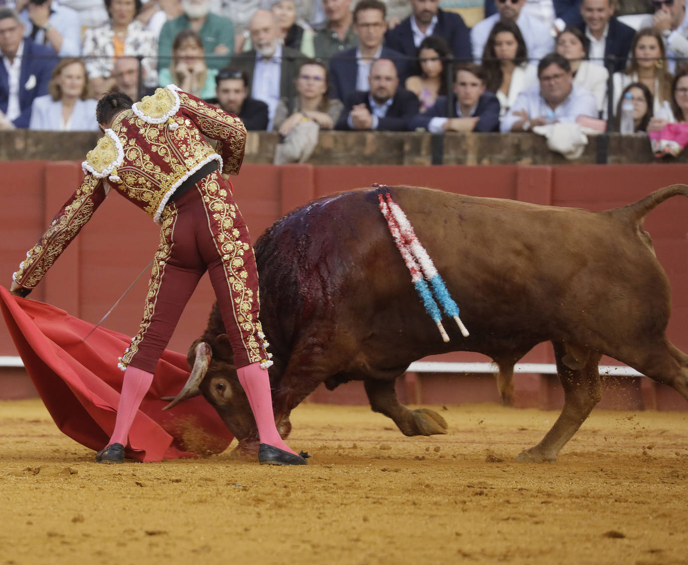 José María Manzanares, de burdeos y oro, en la corrida de Núñez del Cuvillo en Sevilla