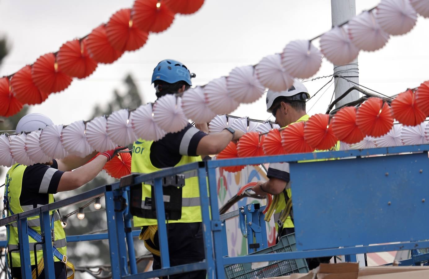 Ultimando detalles en la portada de la Feria de Sevilla 2023