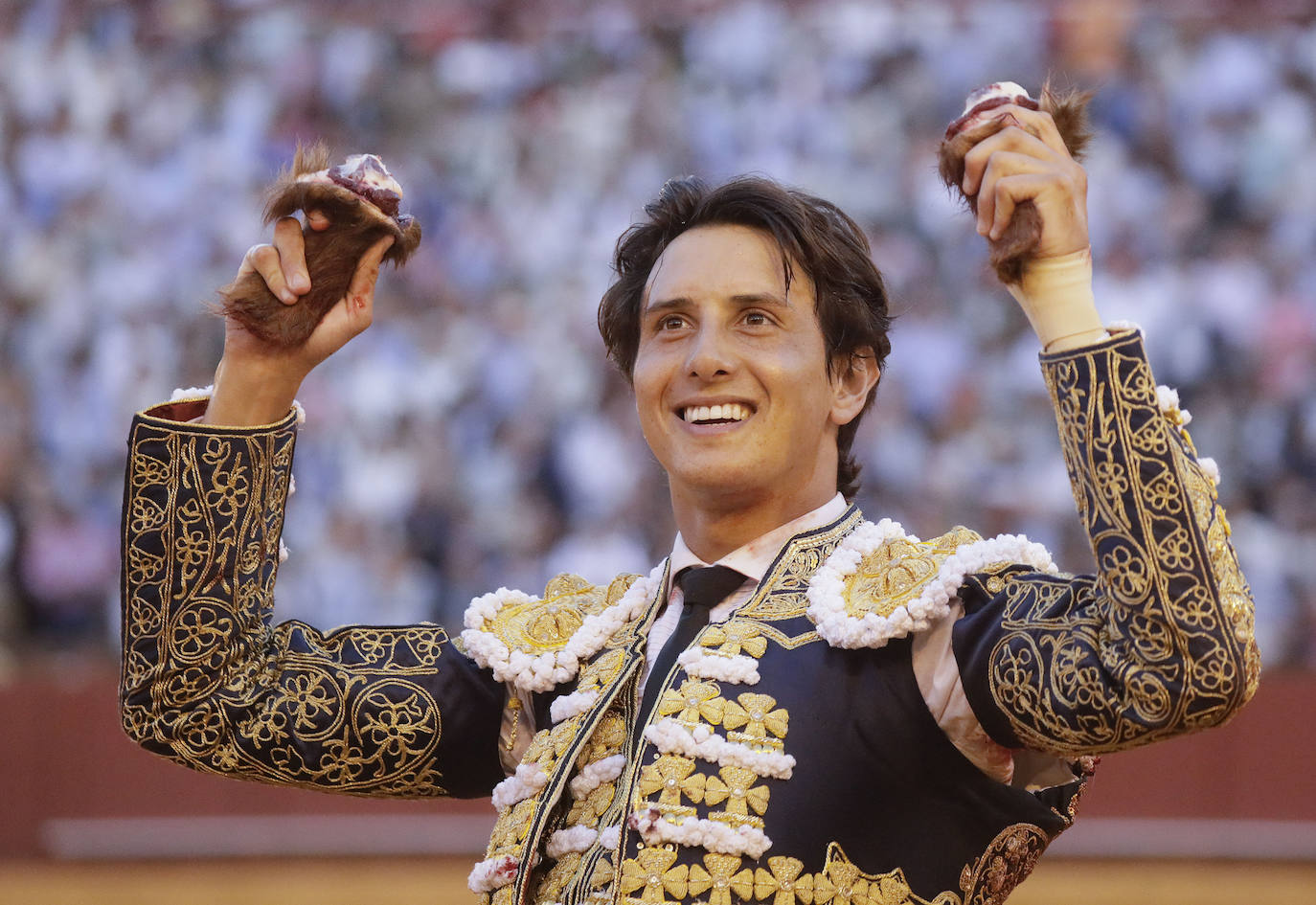 Roca Rey triunfa en la corrida de Núñez del Cuvillo y sale en hombros de la Maestranza de Sevilla