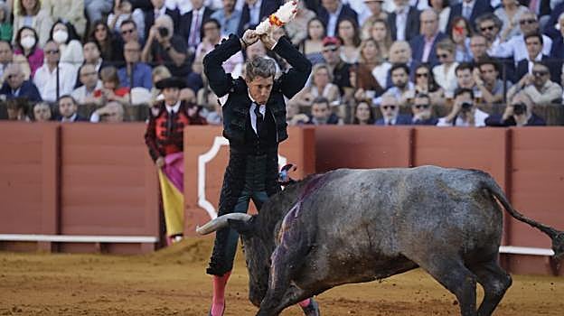 Manuel Escribano, en el tercio de banderillas de su primer toro