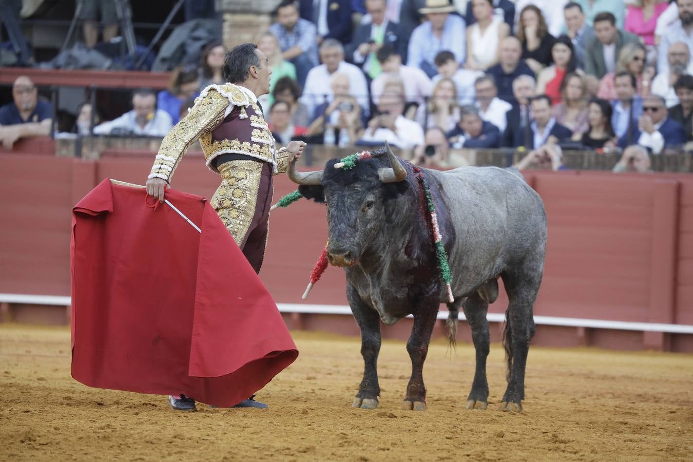 Faena de Manuel Jesús 'El Cid', en la plaza de toros de Sevilla