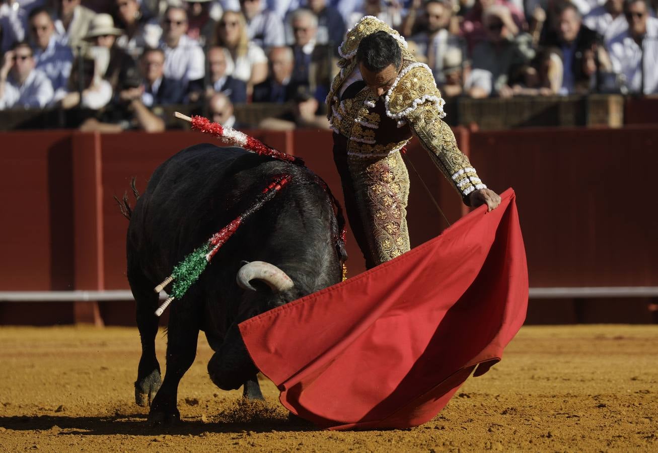 Faena de Manuel Jesús 'El Cid', en la plaza de toros de Sevilla