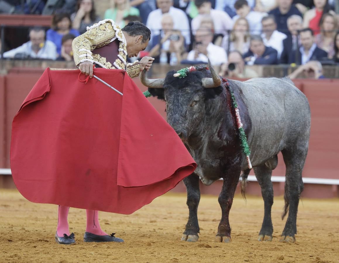 Faena de Manuel Jesús 'El Cid', en la plaza de toros de Sevilla