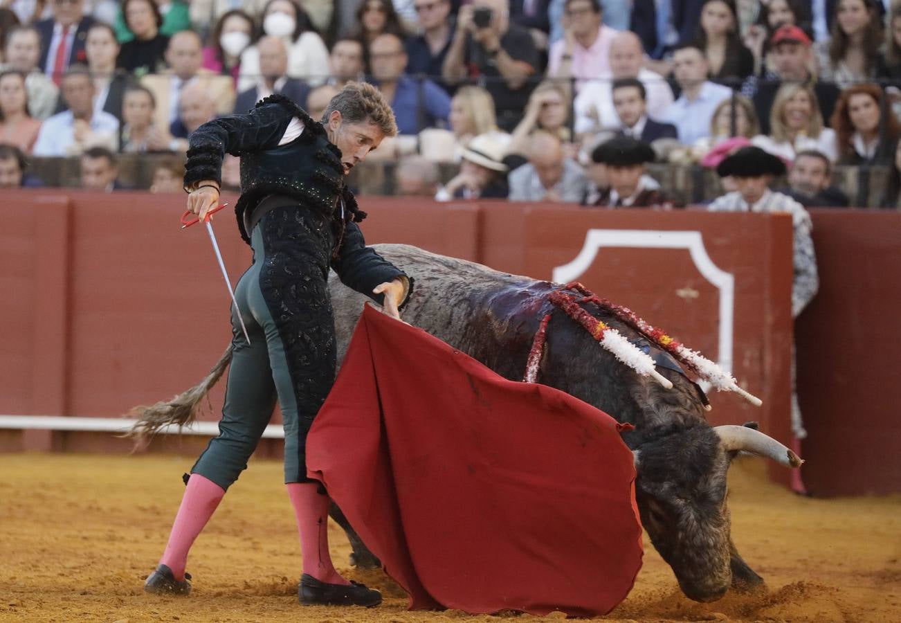 Faena de Manuel Escribano, en la plaza de toros de Sevilla