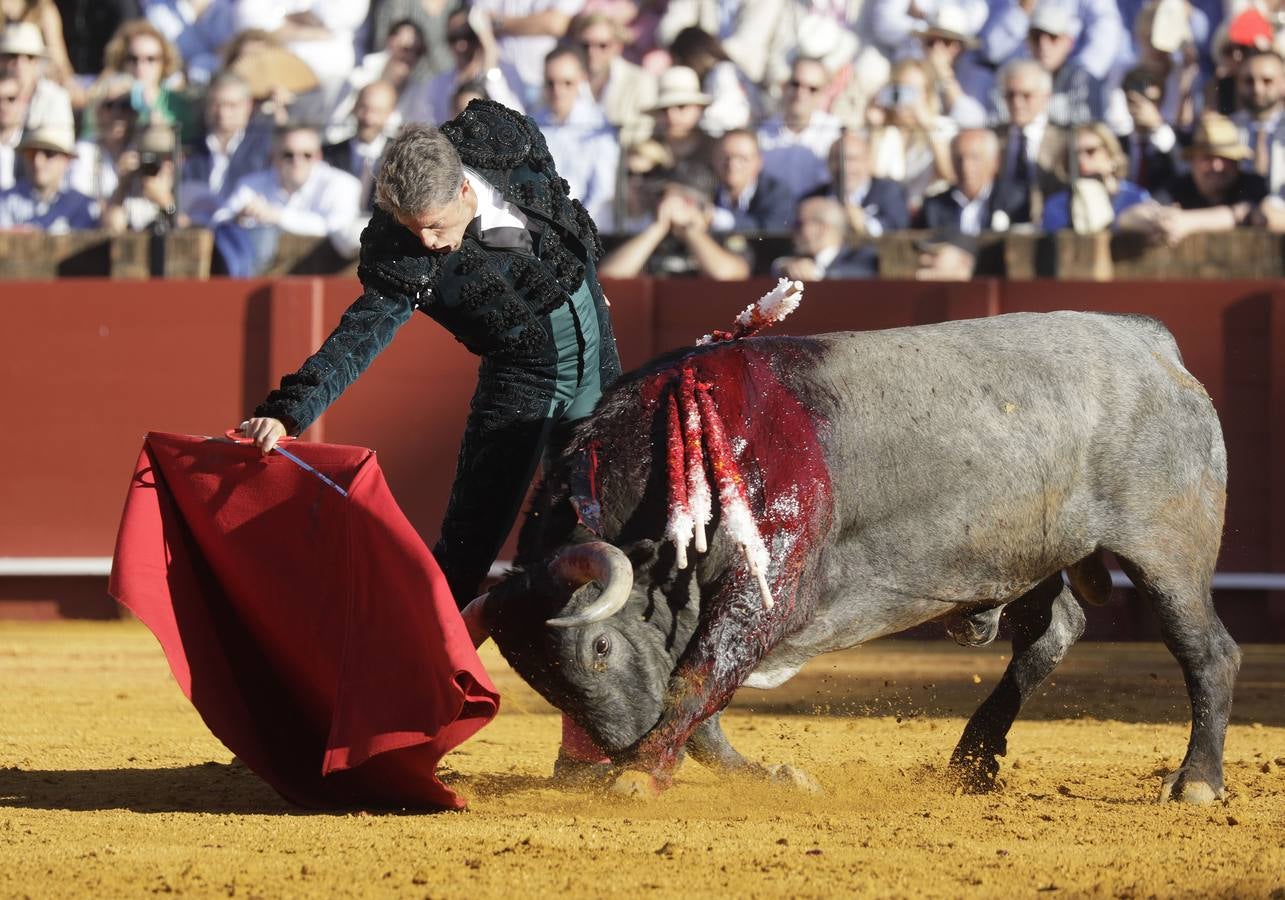 Faena de Manuel Escribano, en la plaza de toros de Sevilla