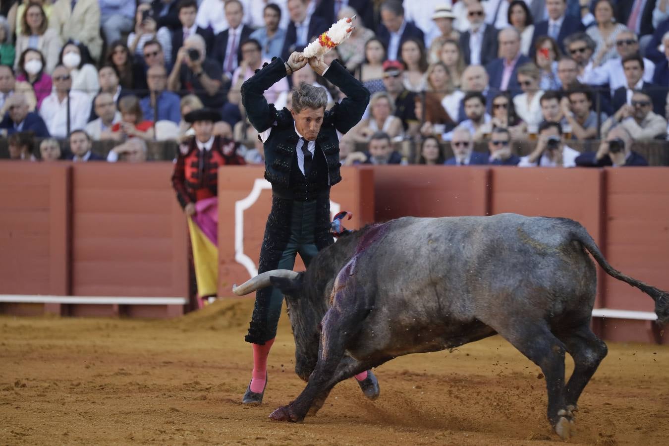 Faena de Manuel Escribano, en la plaza de toros de Sevilla