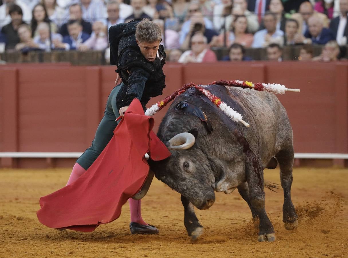 Faena de Manuel Escribano, en la plaza de toros de Sevilla