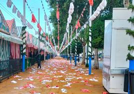 Feria de Abril de Sevilla 2023: los farolillos amanecen destrozados por la lluvia