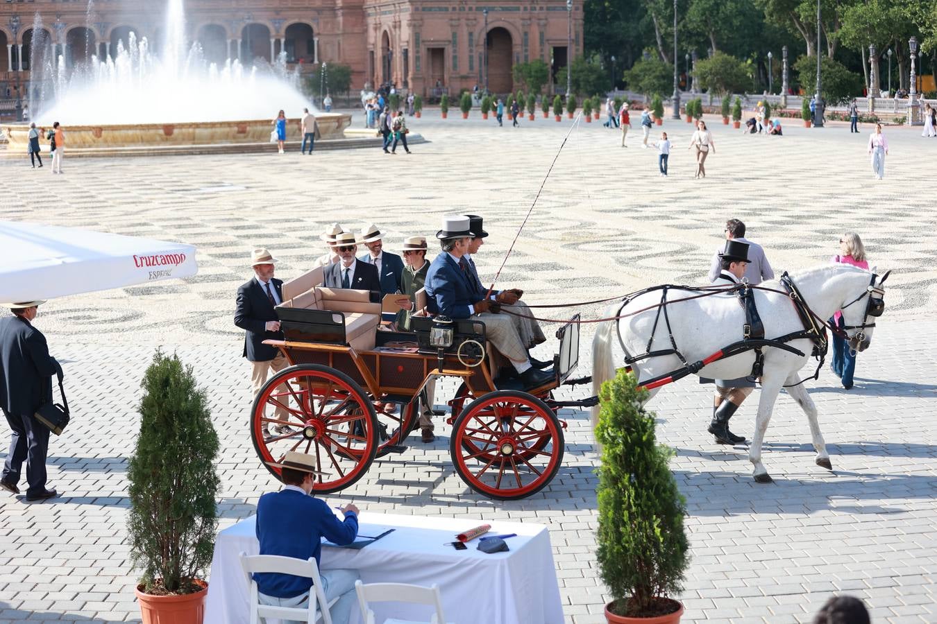 Participantes en el XI Campeonato Internacional de Enganches de Tradición (CIAT) y la Copa de Naciones, en la Plaza de España