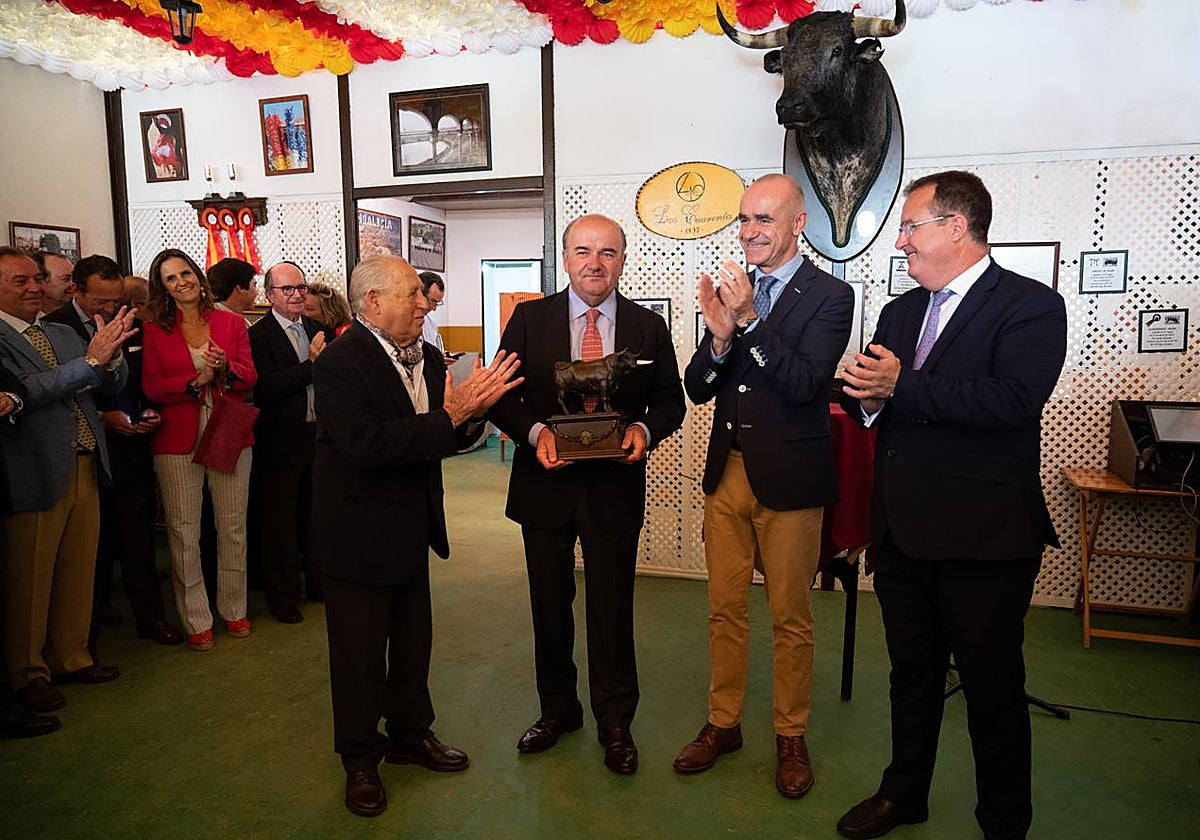 El presidente de Los 40, Ignacio Sánchez-Ibargüen, junto al ganador del premio Santiago Domecq Bohórquez, el alcalde de Sevilla, Antonio Muñoz y el teniente de alcalde Juan Carlos Cabrera