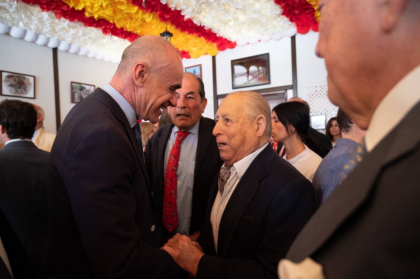 Antonio Muñoz saluda a Ignacio Sánchez-Ibargüen