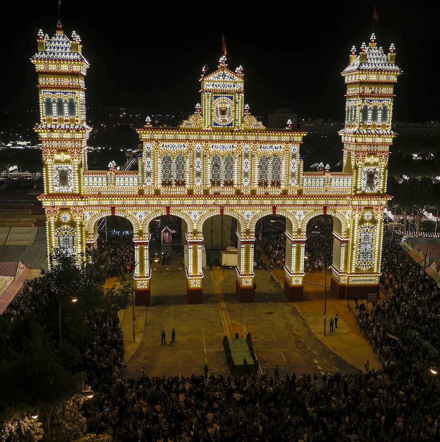 Momento del encendido del alumbrado del real de la Feria 2023