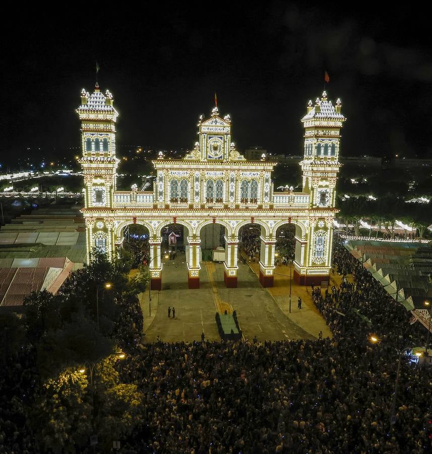 Momento del encendido del alumbrado del real de la Feria 2023