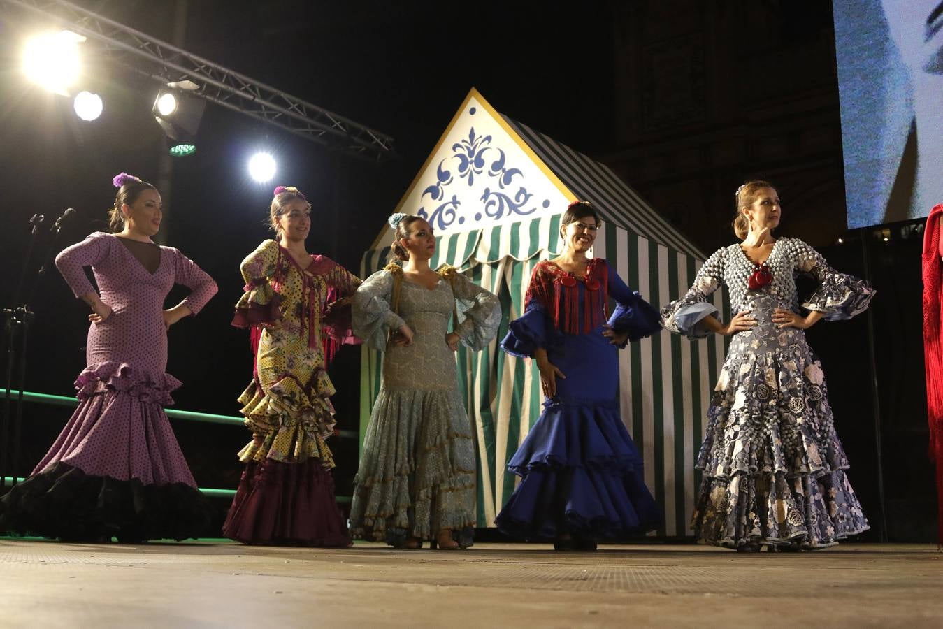 Momento del encendido del alumbrado del real de la Feria 2023