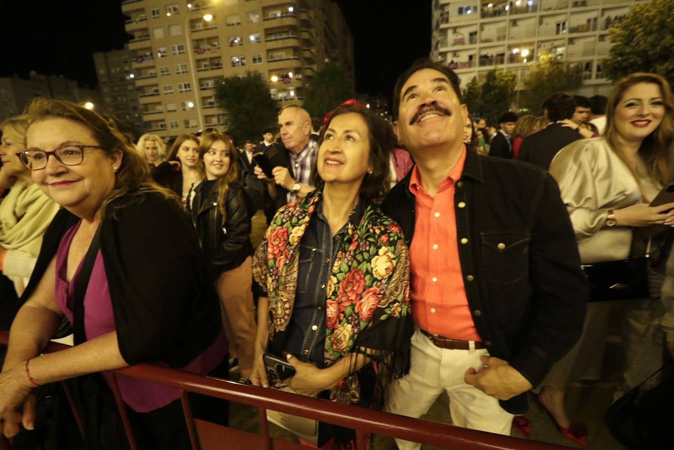Ambiente festivo en la cena del pescaíto, solo enturbiado por la avería eléctrica que dejó sin luz algún tiempo a una parte del real