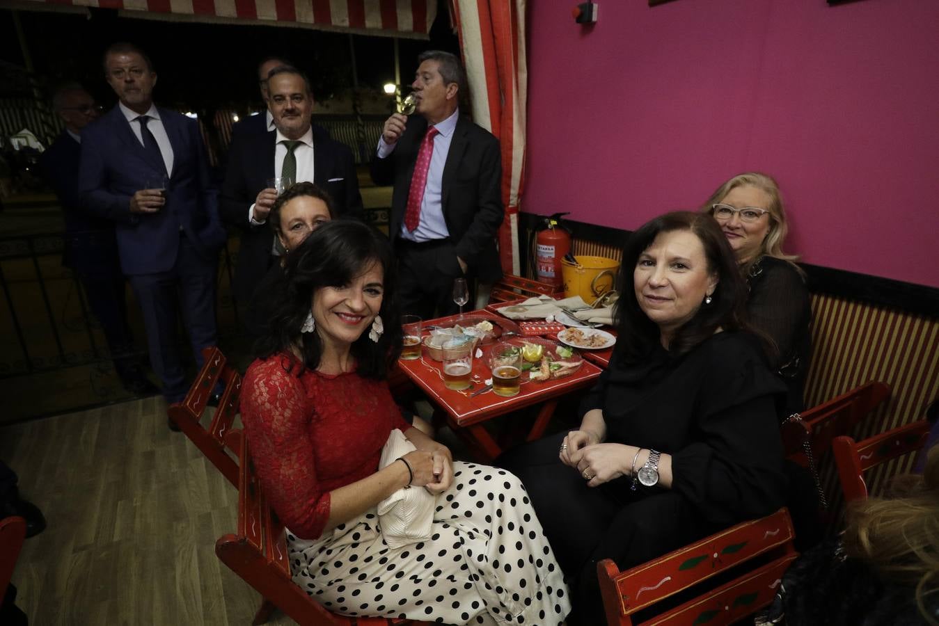 Ambiente festivo en la cena del pescaíto, solo enturbiado por la avería eléctrica que dejó sin luz algún tiempo a una parte del real