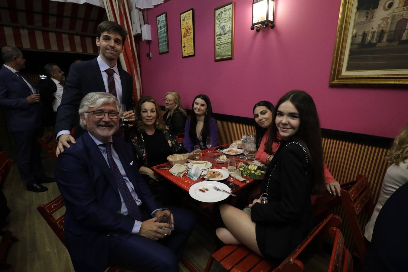 Ambiente festivo en la cena del pescaíto, solo enturbiado por la avería eléctrica que dejó sin luz algún tiempo a una parte del real