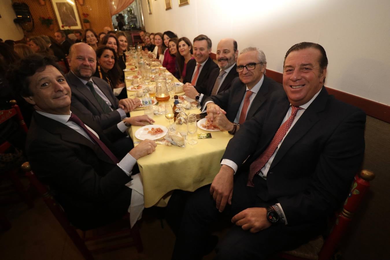 Ambiente festivo en la cena del pescaíto, solo enturbiado por la avería eléctrica que dejó sin luz algún tiempo a una parte del real