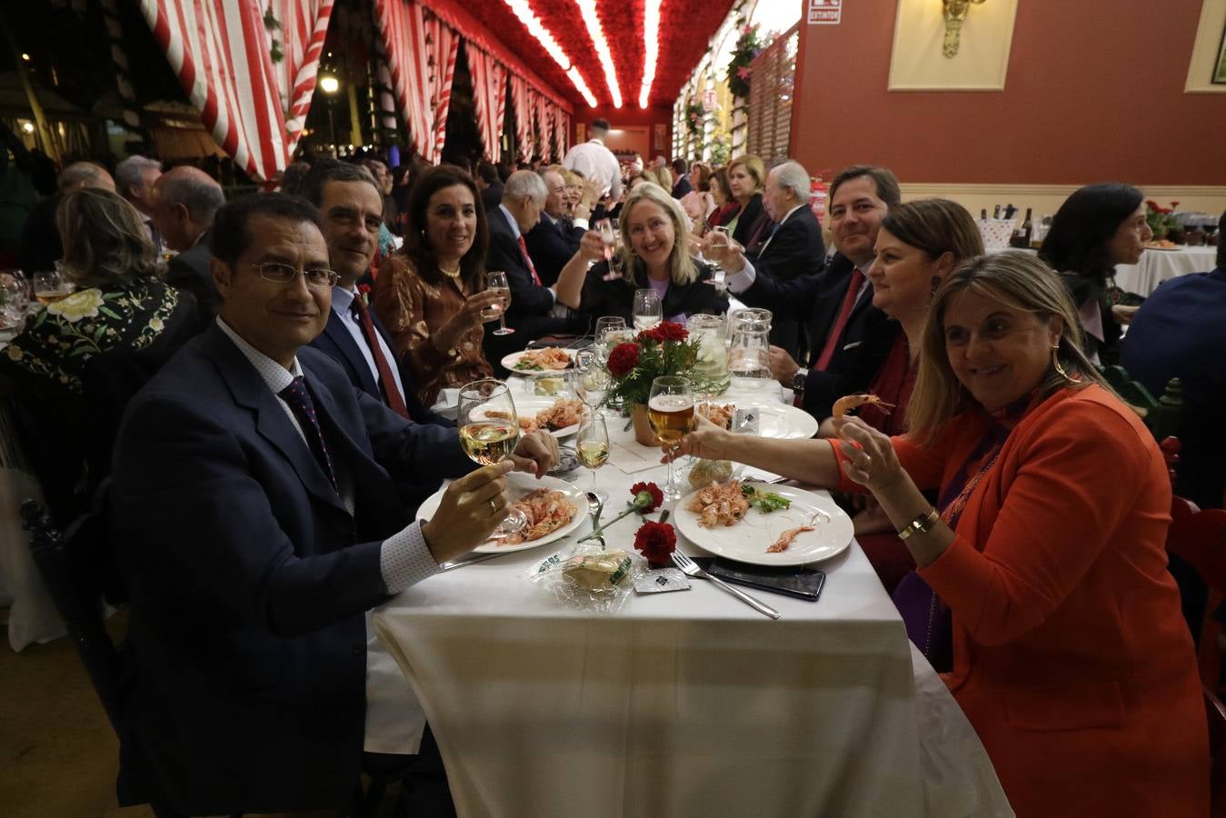 Ambiente festivo en la cena del pescaíto, solo enturbiado por la avería eléctrica que dejó sin luz algún tiempo a una parte del real
