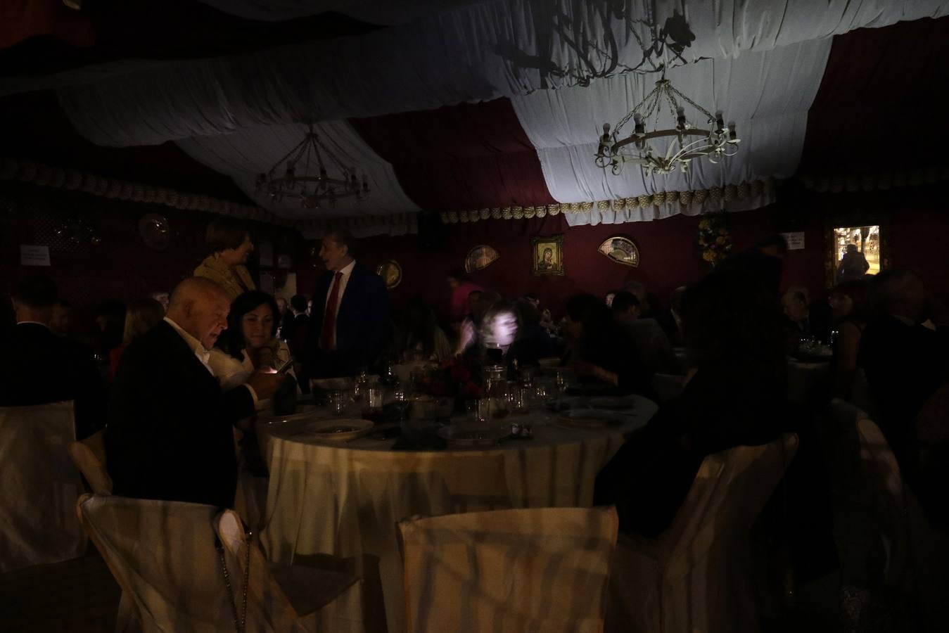 Ambiente festivo en la cena del pescaíto, solo enturbiado por la avería eléctrica que dejó sin luz algún tiempo a una parte del real