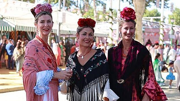 Ambiente familiar en el real durante el primer día oficial de la Feria