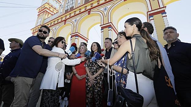 Feijóo «triunfa» en su estreno en la Feria a rebufo de Juanma: «Esto tiene muy buena pinta»