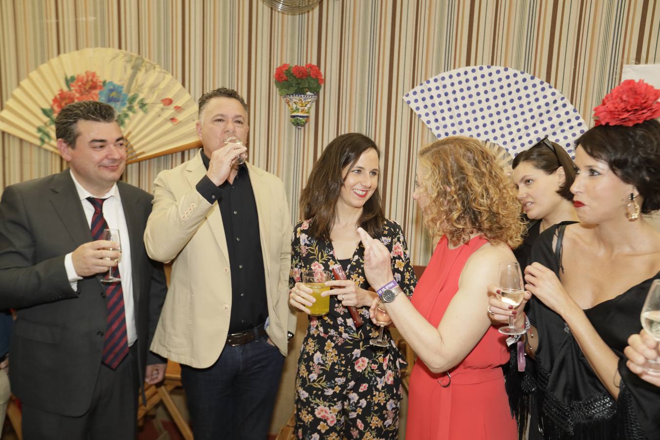 Ione Belarra, Susana Hornillo y Juan Antonio Delgado, junto a otros miembros de Izquierda Unida y Podemos, este domingo, en la Feria de Sevilla 2023