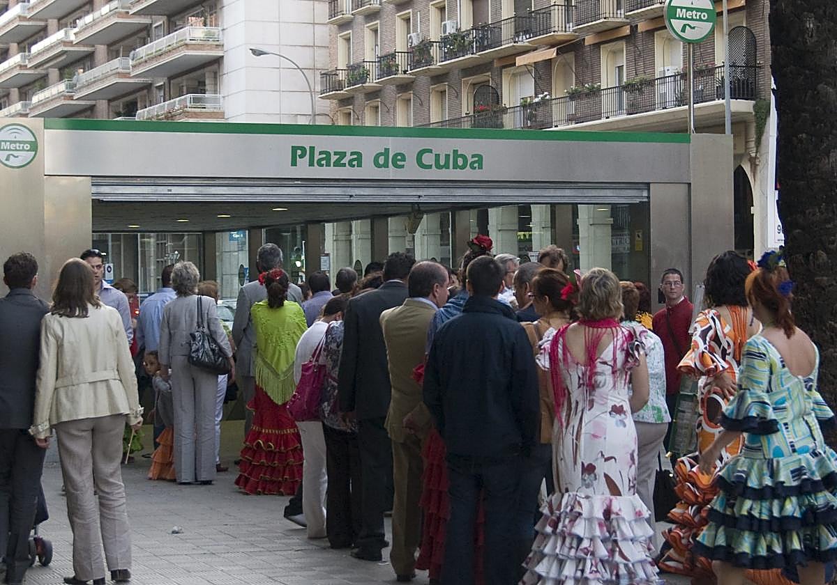 Colas en la estación de metro de Plaza de Cuba