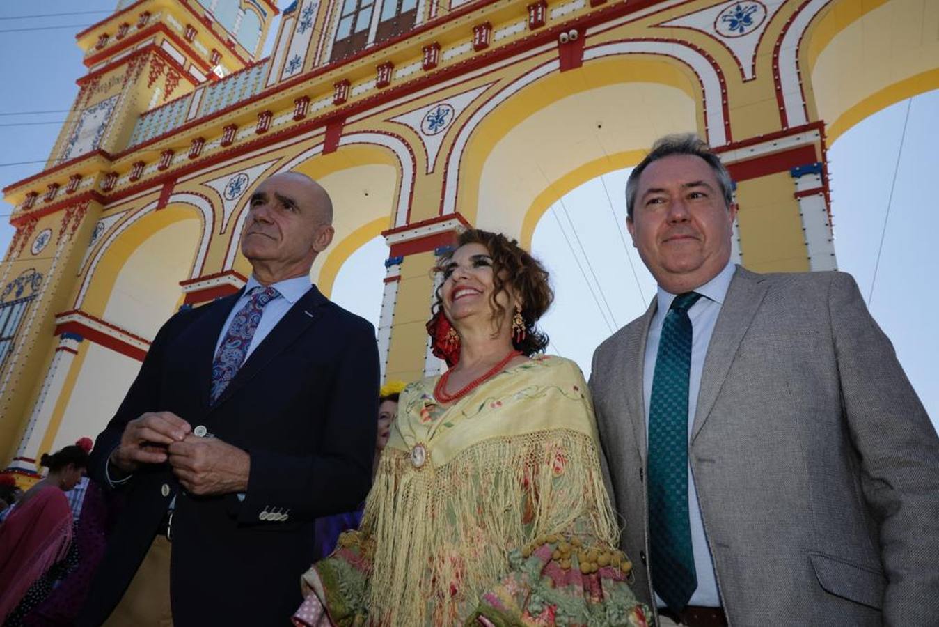 Antonio Muñoz, María Jesús Montero y Juan Espadas, este domingo, en la portada de la Feria de Sevilla 2023
