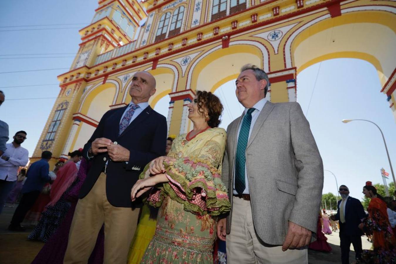 Antonio Muñoz, María Jesús Montero y Juan Espadas, este domingo, en la portada de la Feria de Sevilla 2023