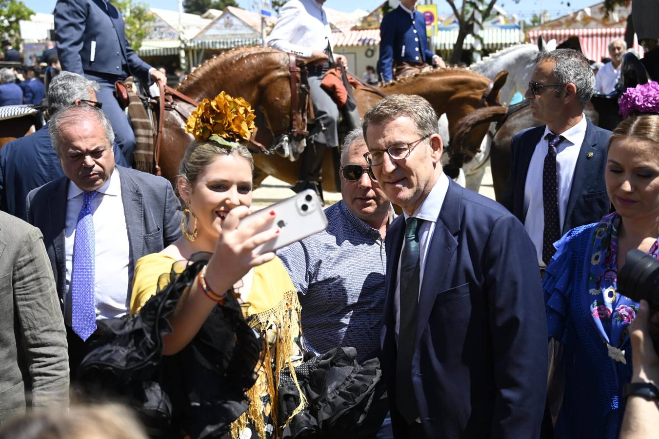 Patricia del Pozo, Juanma Moreno, Alberto Núñez Feijóo, José Luis San y Minerva Salas, pasean y saludan a diferentes personas en el real de la Feria de Sevilla 2023