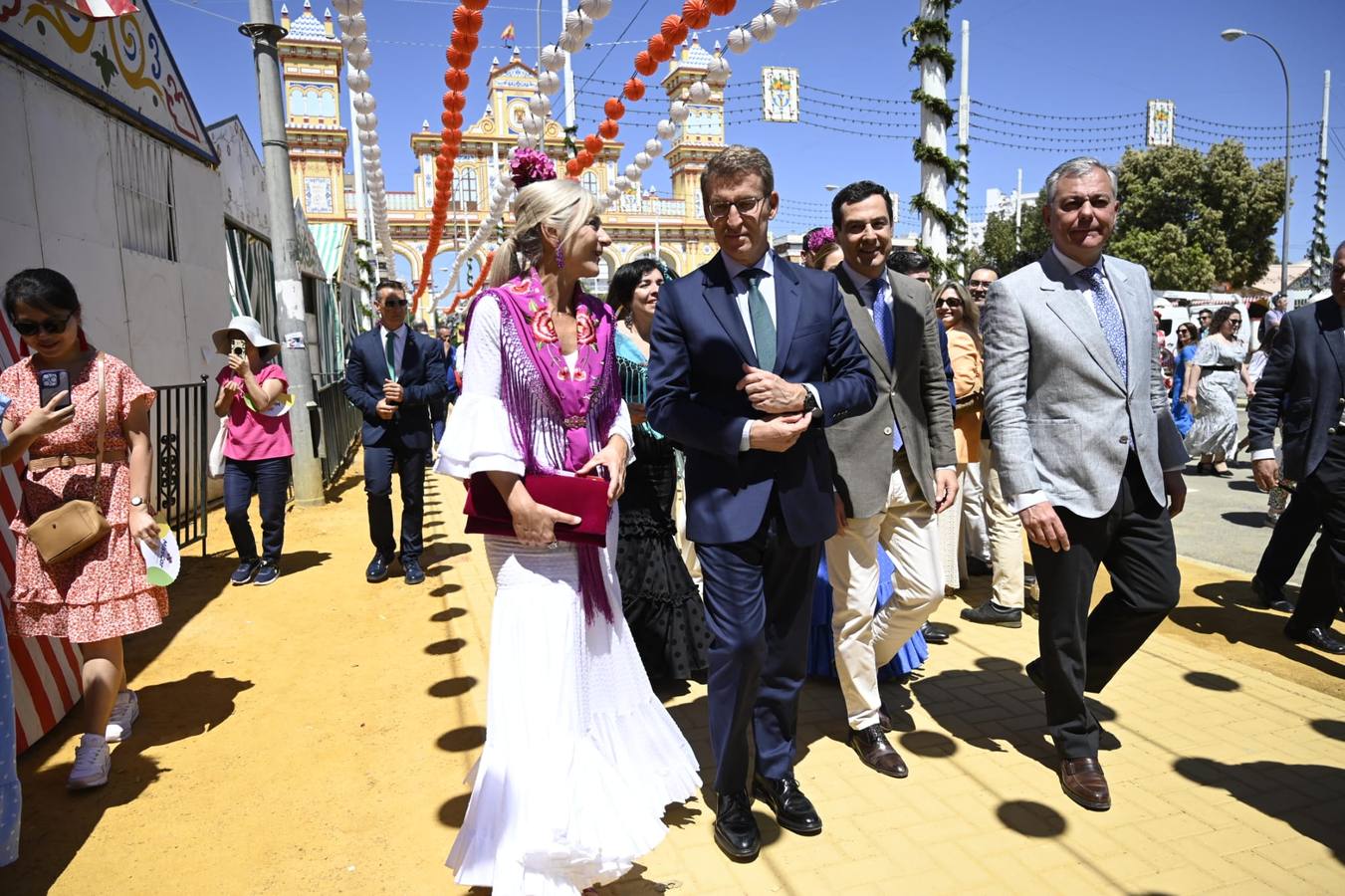 Patricia del Pozo, Juanma Moreno, Alberto Núñez Feijóo, José Luis San y Minerva Salas, pasean y saludan a diferentes personas en el real de la Feria de Sevilla 2023