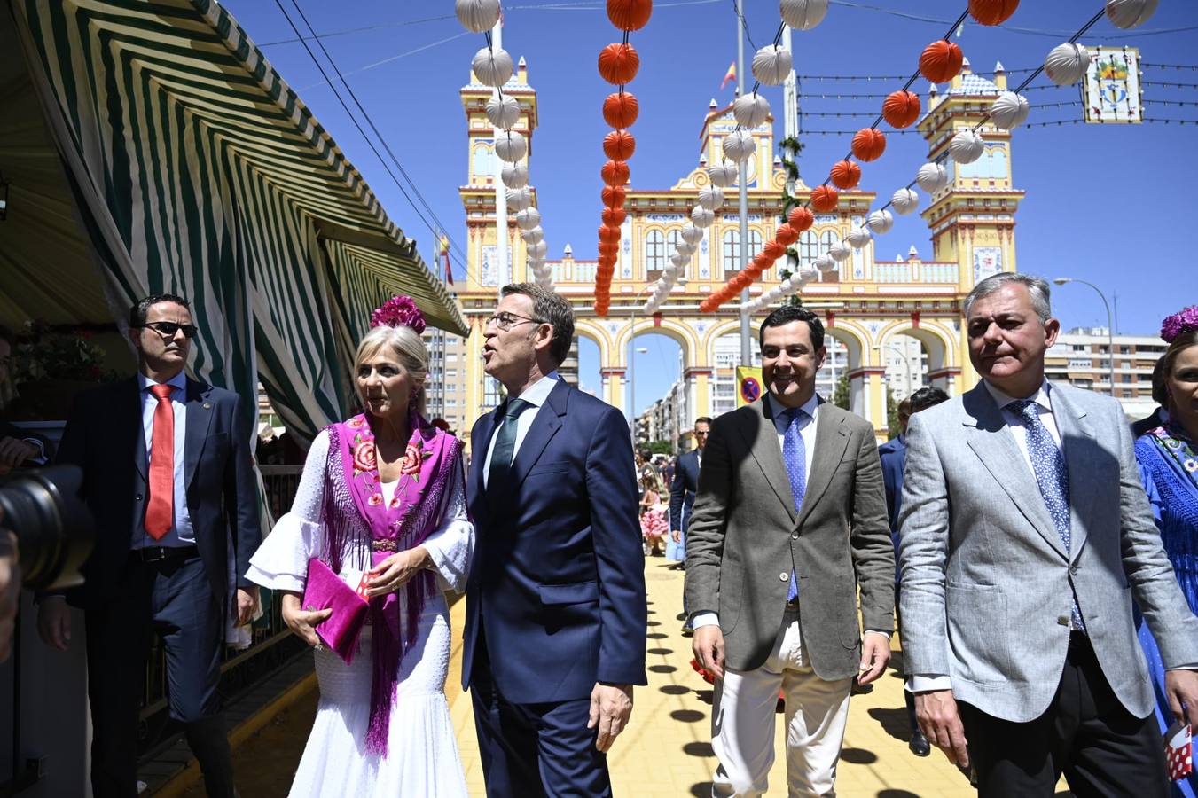Patricia del Pozo, Juanma Moreno, Alberto Núñez Feijóo, José Luis San y Minerva Salas, pasean y saludan a diferentes personas en el real de la Feria de Sevilla 2023