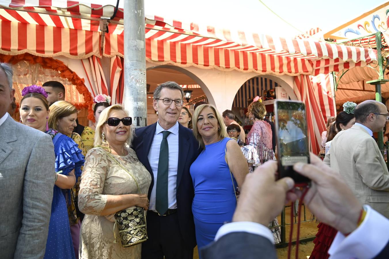 Patricia del Pozo, Juanma Moreno, Alberto Núñez Feijóo, José Luis San y Minerva Salas, pasean y saludan a diferentes personas en el real de la Feria de Sevilla 2023