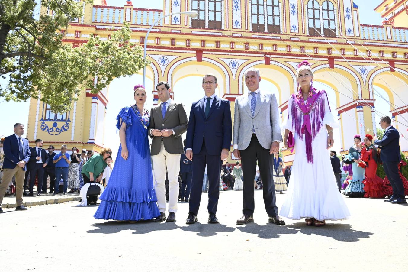 Patricia del Pozo, Juanma Moreno, Alberto Núñez Feijóo, José Luis San y Minerva Salas, pasean y saludan a diferentes personas en el real de la Feria de Sevilla 2023