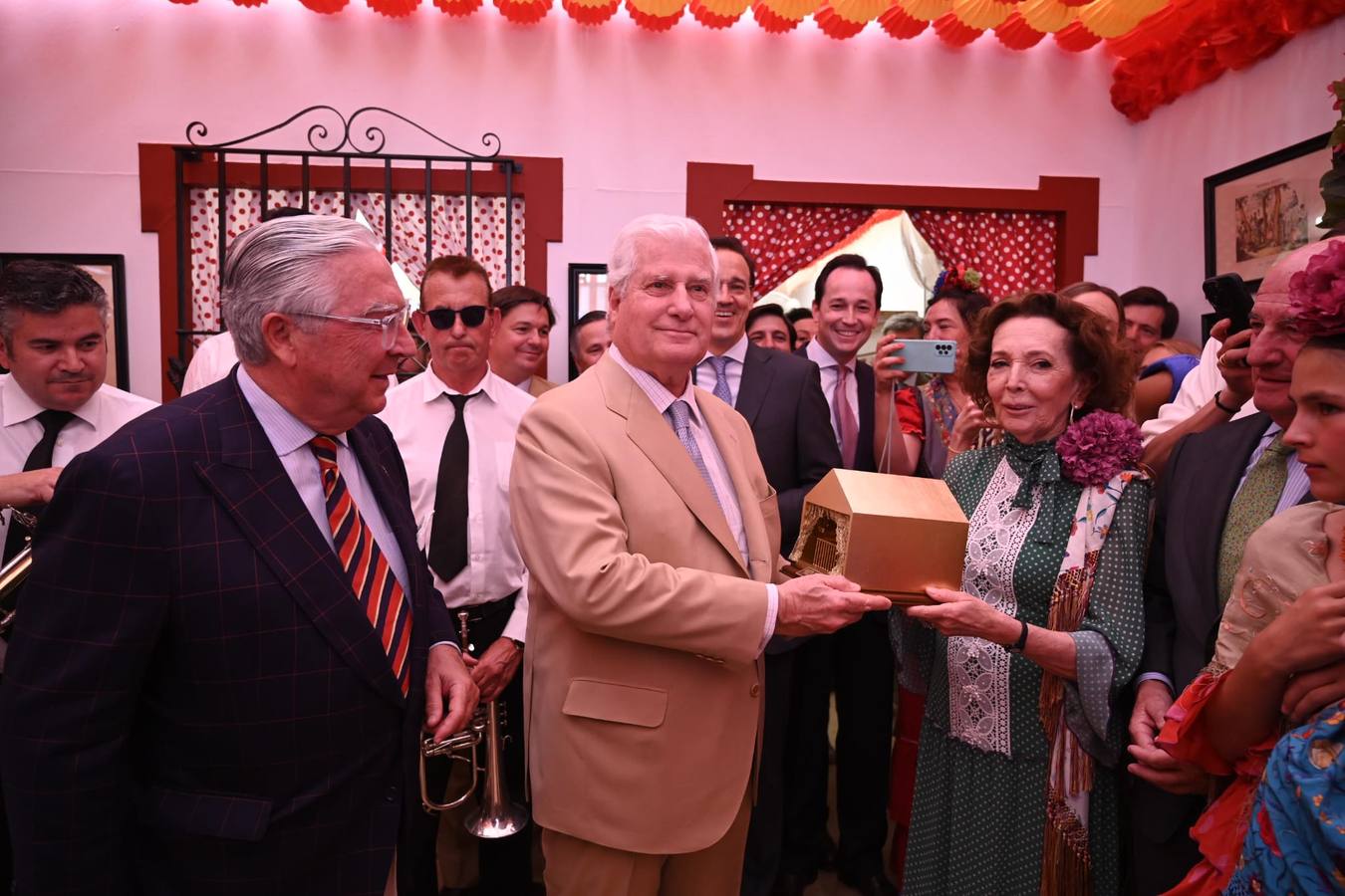 Enrique Moreno de la Cova y Beatriz Valdenebro, marquesa de Torres de la Pressa, han galardonado este domingo a Carlos Fitz-James Stuart y Martínez de Irujo, Duque de Alba, y a su fundación, con la 'XXIV Caseta de oro'