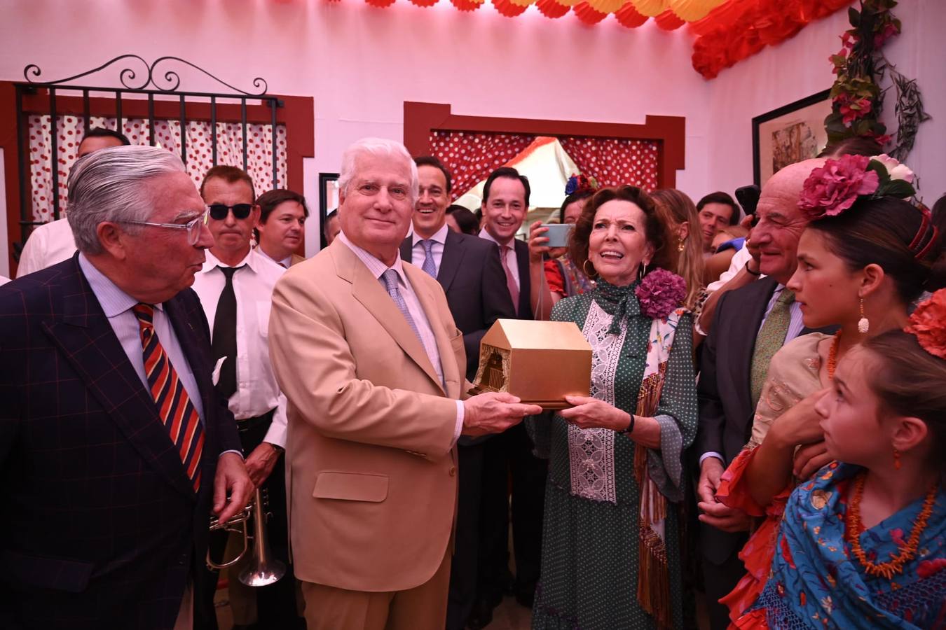 Enrique Moreno de la Cova y Beatriz Valdenebro, marquesa de Torres de la Pressa, han galardonado este domingo a Carlos Fitz-James Stuart y Martínez de Irujo, Duque de Alba, y a su fundación, con la 'XXIV Caseta de oro'