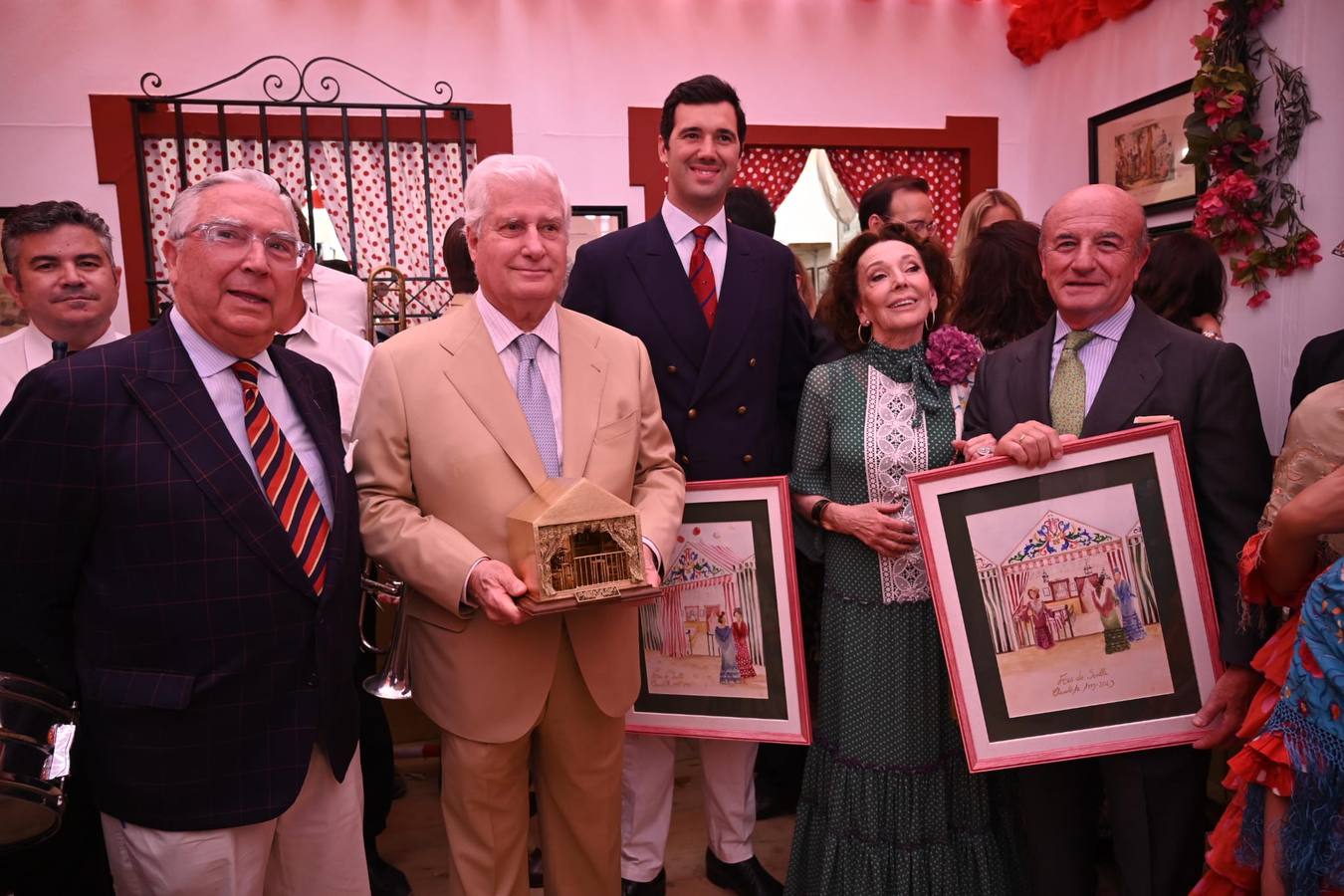 Enrique Moreno de la Cova y Beatriz Valdenebro, marquesa de Torres de la Pressa, han galardonado este domingo a Carlos Fitz-James Stuart y Martínez de Irujo, Duque de Alba, y a su fundación, con la 'XXIV Caseta de oro'