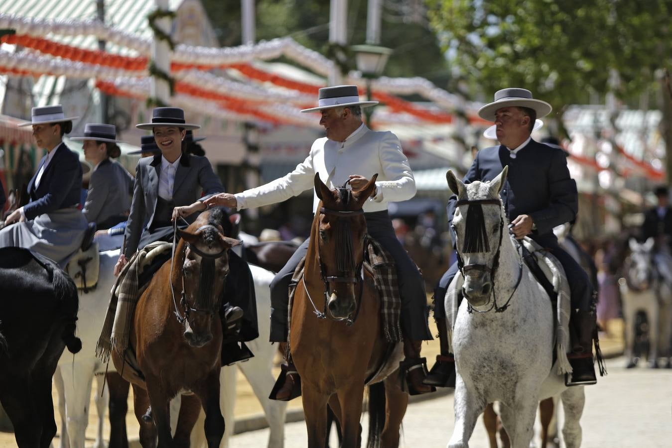 Calor y multitudes este lunes en el real de la Feria