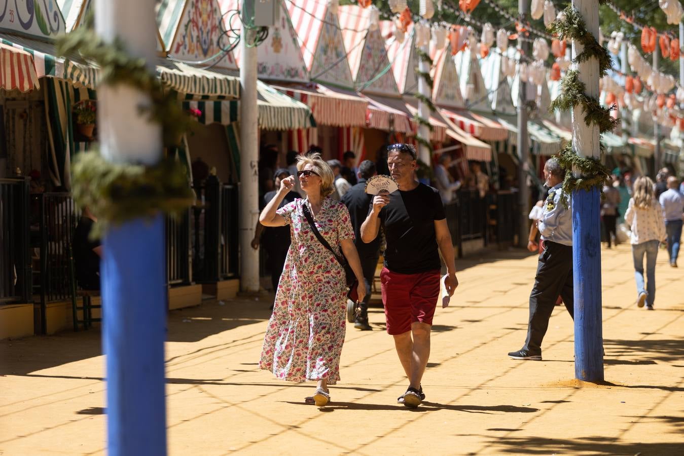 Calor y multitudes este lunes en el real de la Feria