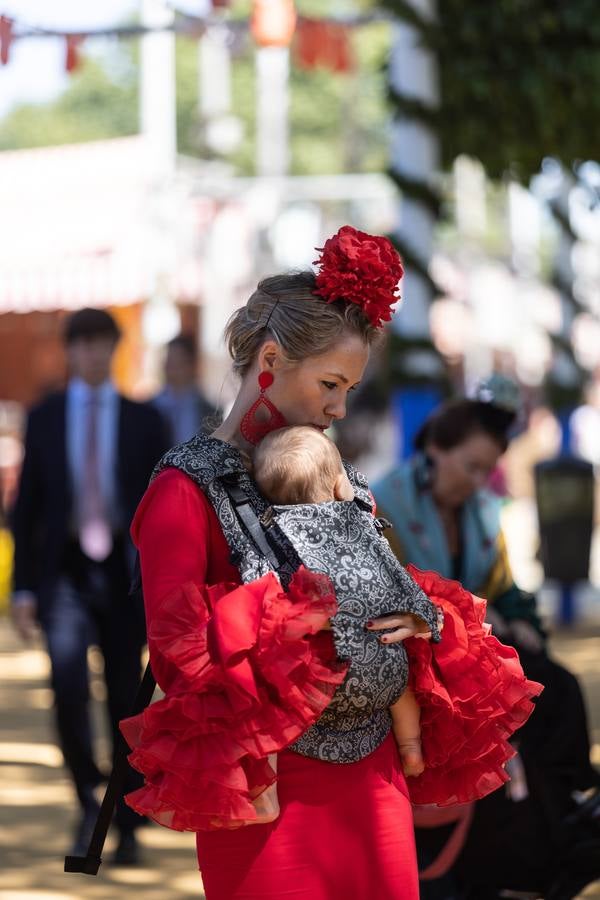 Calor y multitudes este lunes en el real de la Feria