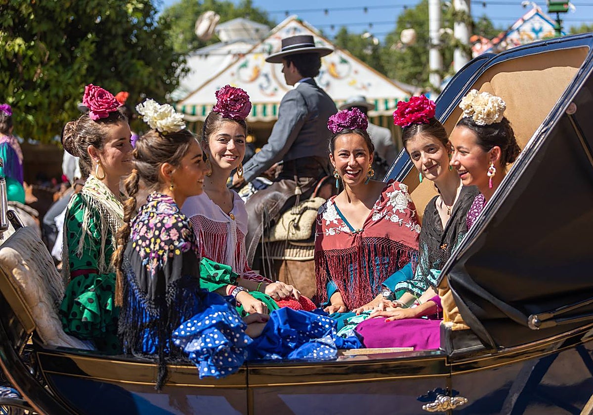 Jóvenes durante el paseo de caballos